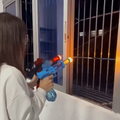 SplashGlow – LED-upplyst Elektrisk Vattenpistol för Spännande Sommarstrider